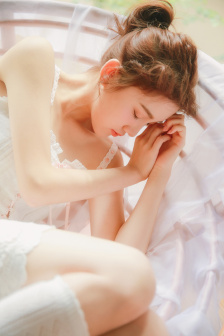 女生在车上拉屎